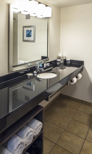 Kombinert dusj/badekar, toalettartikler (inkludert) og hårføner