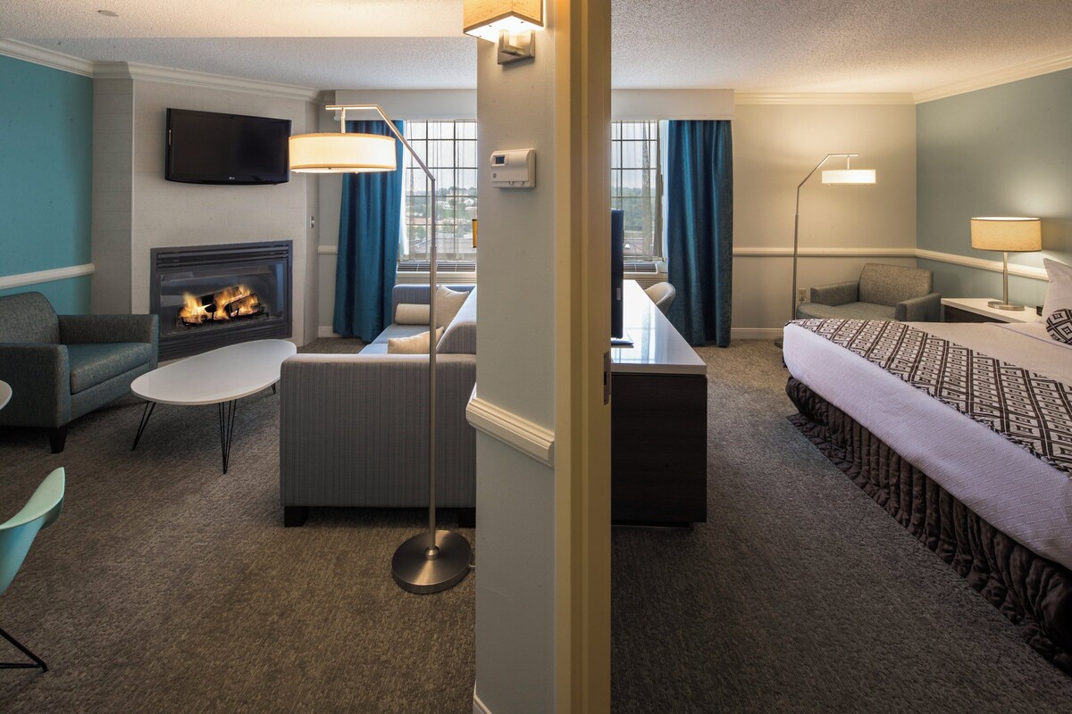 Suite, 1 Bedroom, Fireplace | Peralatan tempat tidur hipoalergenik, meja, ruang kerja komputer riba 