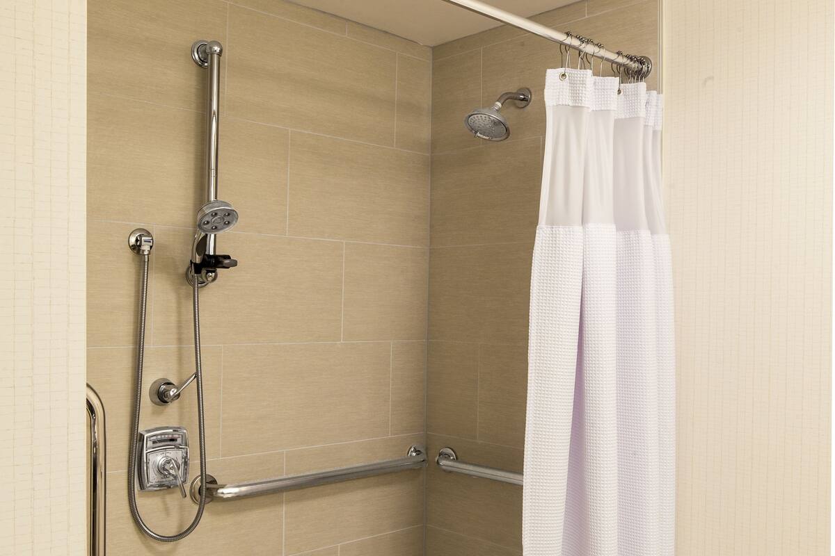 Vòi sen/bồn tắm kết hợp, đồ dùng nhà tắm miễn phí, máy sấy tóc 