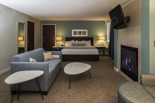 Suite, 1 Bedroom, Mobility Accessible (Transfer Shower) | Hypo-allergenic bedding, desk, laptop workspace, blackout drapes