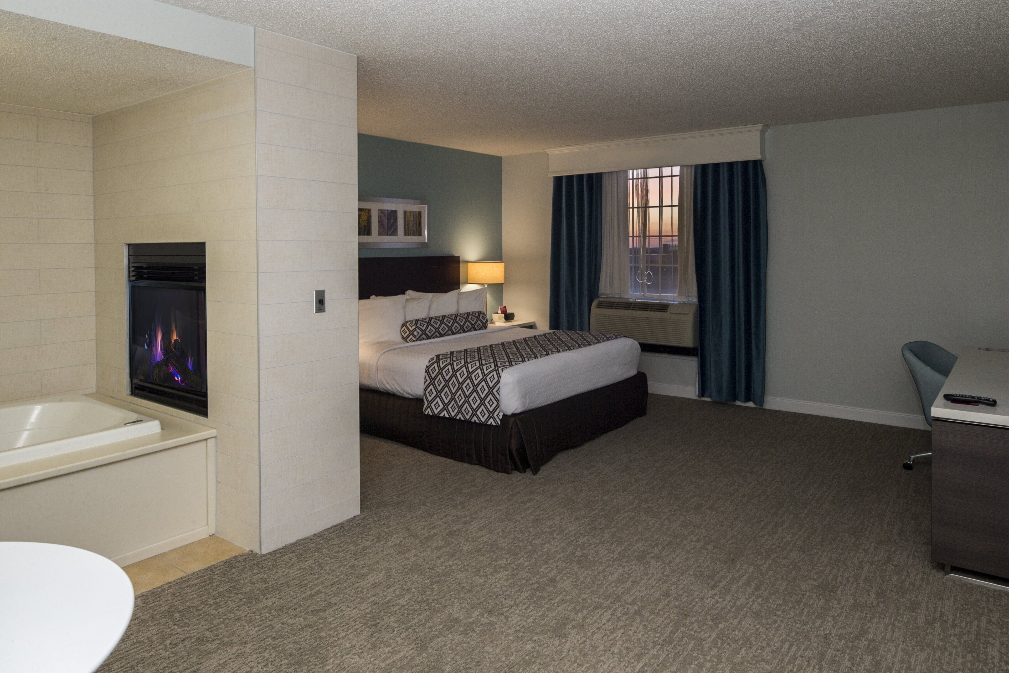 suite, 1 bedroom, jetted tub | 1 bedroom, hypo-allergenic bedding, desk, laptop workspace