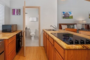 Studio, Kitchenette | Private kitchenette | Coffee/tea maker