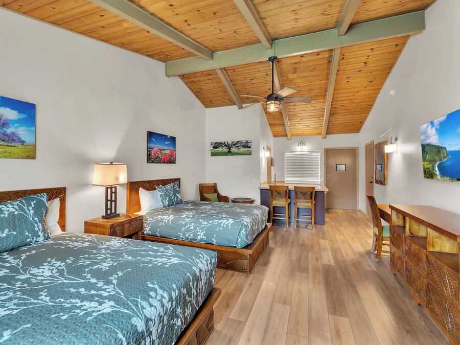 Deluxe-huone, keittotila | Työpöytä, ilmainen Wi-Fi, vuodevaatteet