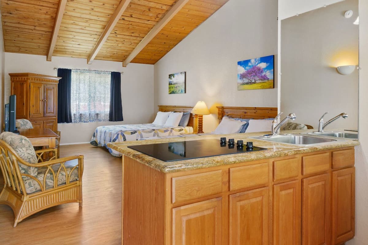 Escritorio, wifi gratis y ropa de cama