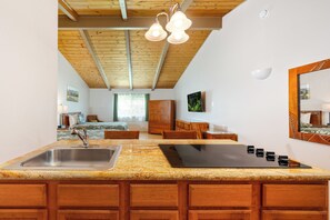 Studio, Kitchenette | Private kitchenette | Coffee/tea maker