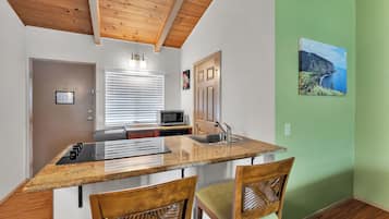 Studio, Kitchenette | Private kitchenette | Coffee/tea maker