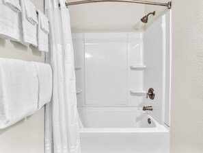 Bathroom shower - Castle Waimea Country Lodge (Kamuela)
