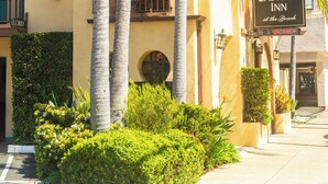 A building with a sign reading "Castillo Inn at the Beach" indicating a hotel. - Castillo Inn at the Beach (Santa Barbara)