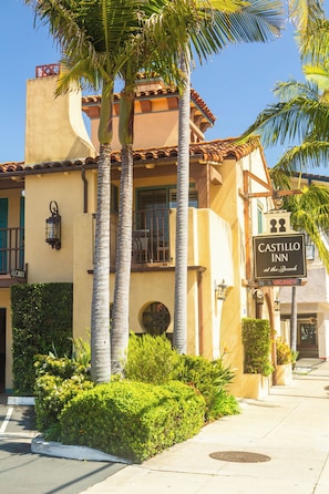 Front of property - Castillo Inn at the Beach (Santa Barbara)