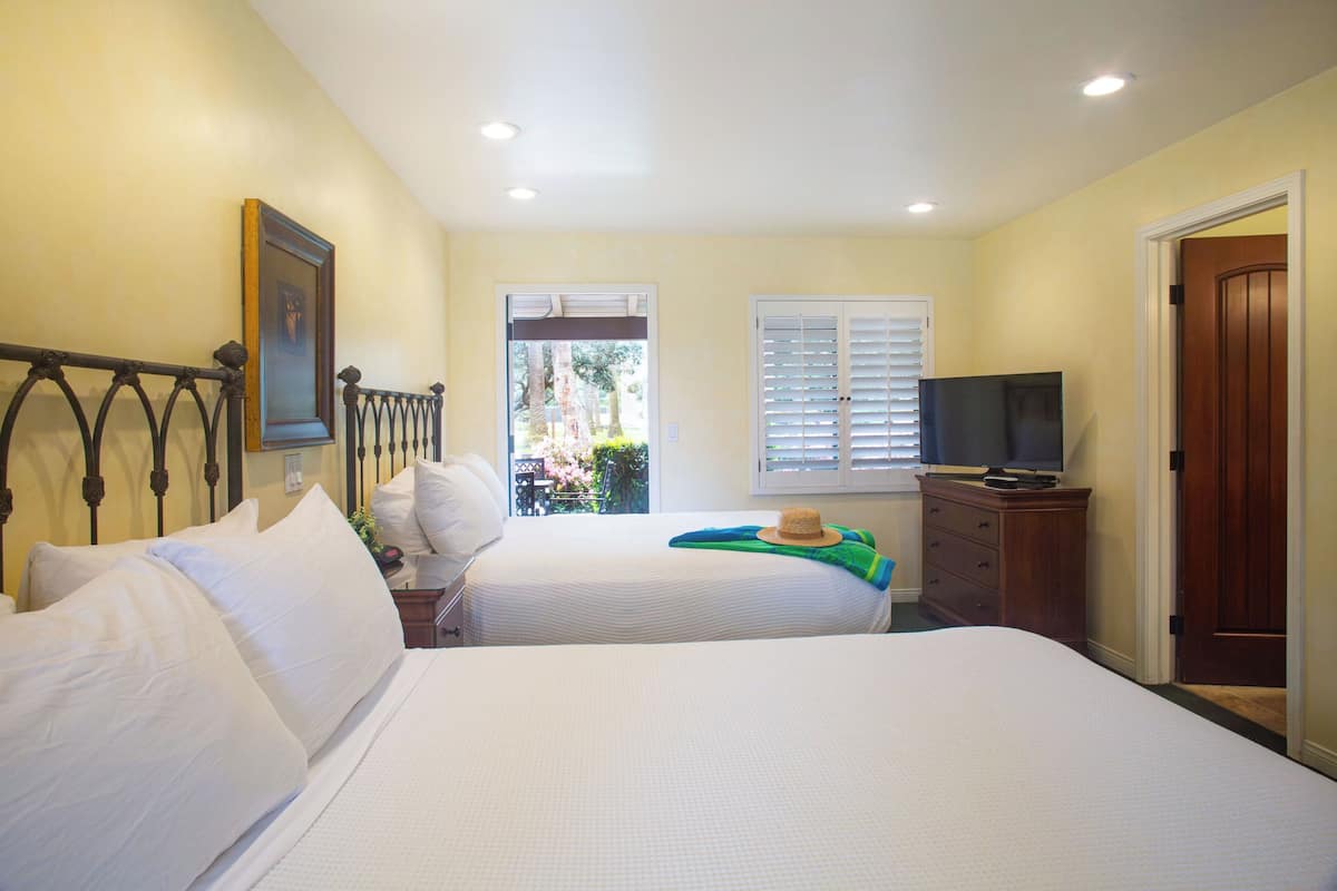 Chambre, 2 grands lits, patio | Fer et planche à repasser, Wi-Fi gratuit, draps fournis, réveils