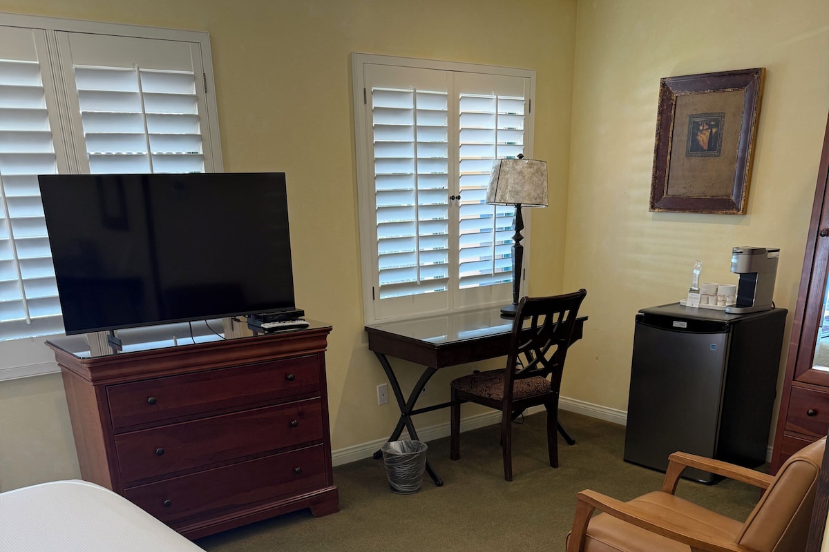 Room, 1 King Bed | Iron/ironing board, WiFi (free), alarm clocks, bed sheets