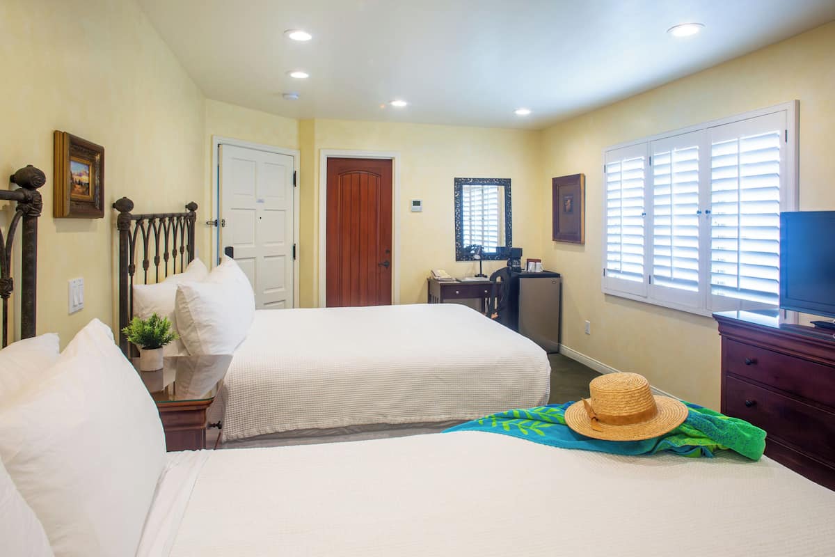 Chambre, 2 grands lits | Fer et planche à repasser, Wi-Fi gratuit, draps fournis, réveils