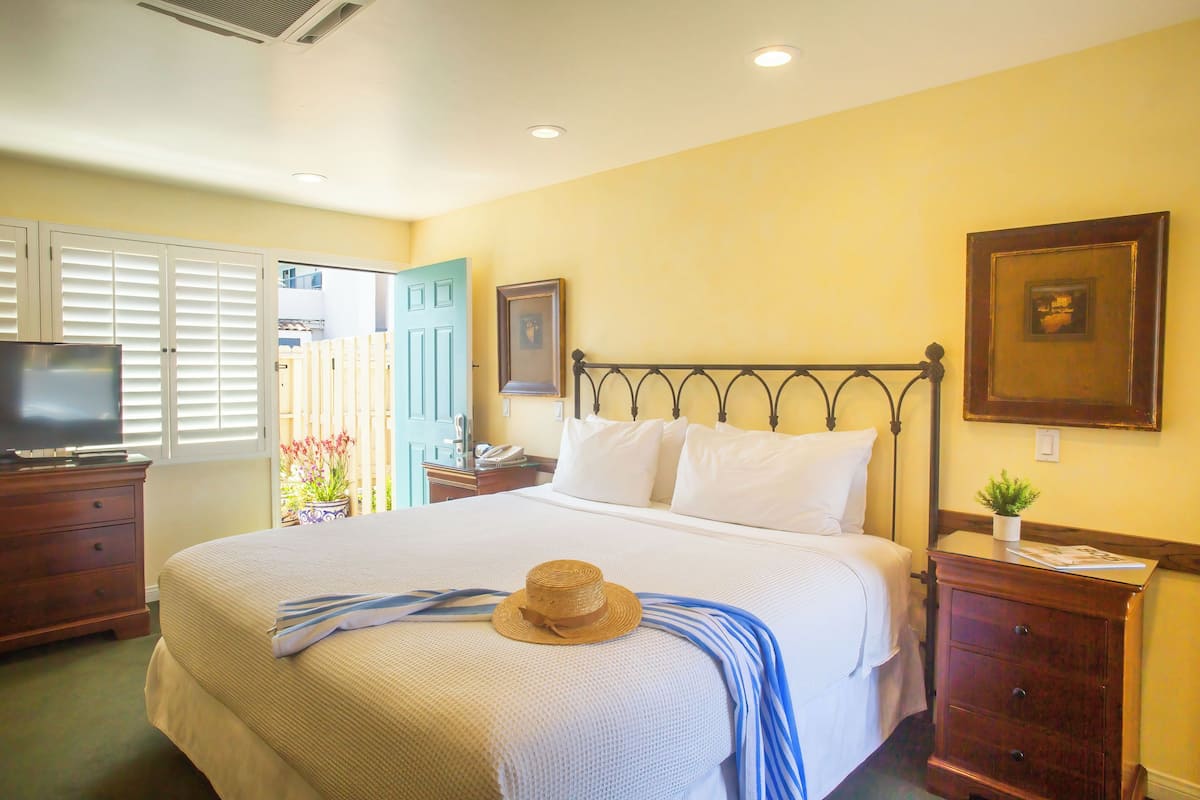 Chambre, 1 très grand lit et 1 canapé-lit, patio | Fer et planche à repasser, Wi-Fi gratuit, draps fournis, réveils
