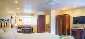 Habitación Premium, 1 cama de matrimonio grande con sofá cama | Tabla de planchar con plancha, wifi gratis, ropa de cama y despertador