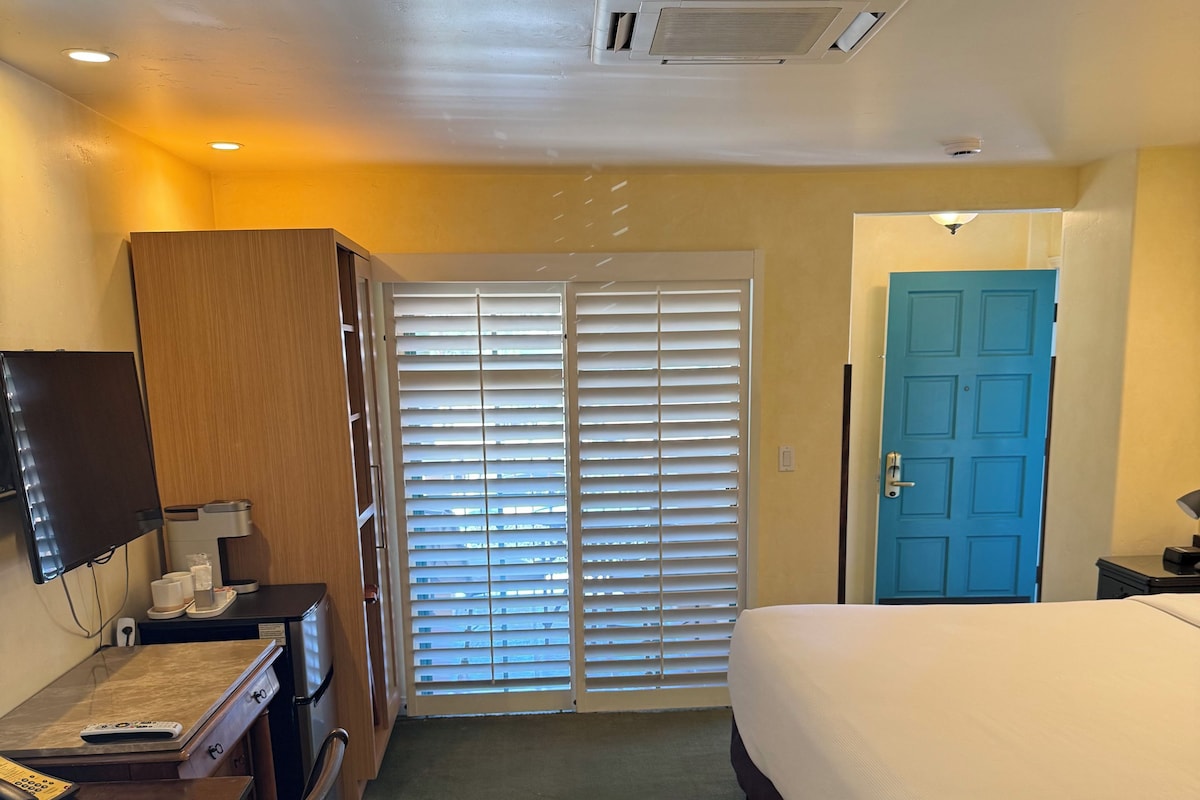 Premium Room, 1 King Bed with Sofa bed, Balcony | Iron/ironing board, WiFi (free), alarm clocks, bed sheets