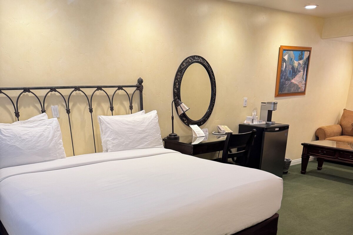 Premium Room, 1 King Bed with Sofa bed | Iron/ironing board, WiFi (free), alarm clocks, bed sheets