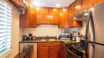 Suite, 2 Bedrooms, Kitchen | Private kitchen
