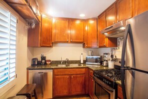 Suíte, 2 quartos, cozinha | Cozinha privada | Geladeira, cafeteira/chaleira