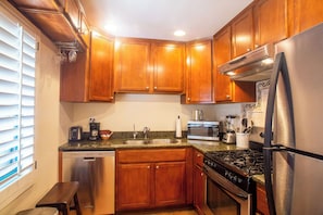 Suite, 2 habitaciones, cocina | Cocina privada | Frigorífico y cafetera o tetera