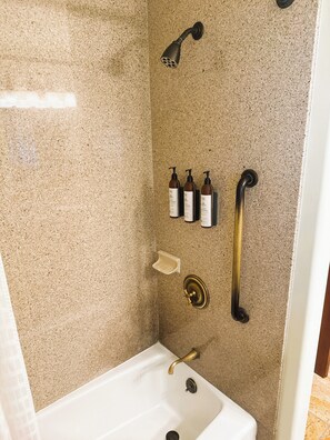 Combined shower/tub, hair dryer, towels - Castillo Inn at the Beach (Santa Barbara)