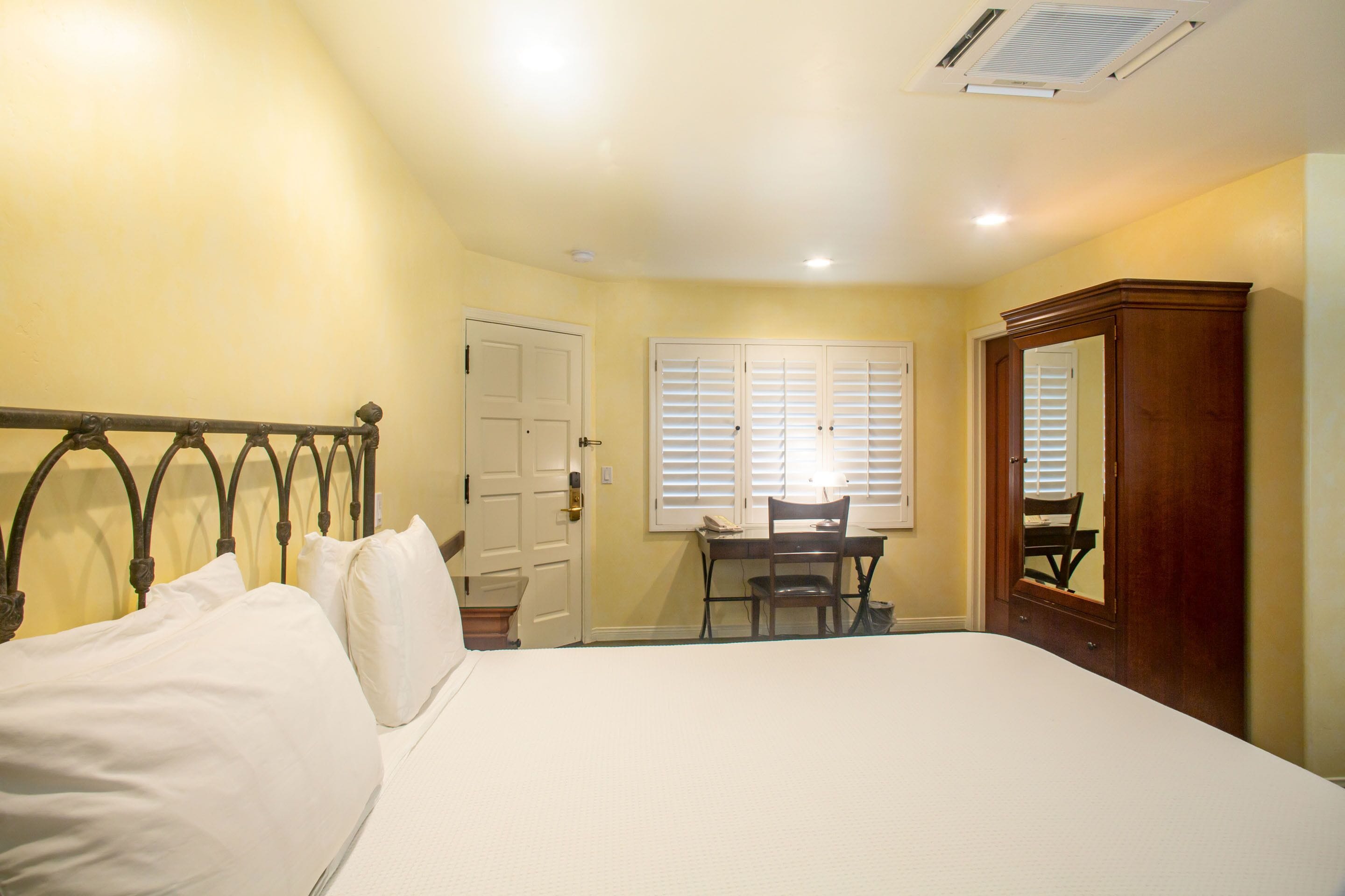 deluxe room, 1 king bed with sofa bed | iron/ironing board, free wifi, bed sheets, alarm clocks