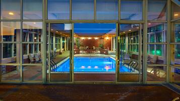 Indoor pool, sun loungers