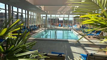 Indoor pool, sun loungers