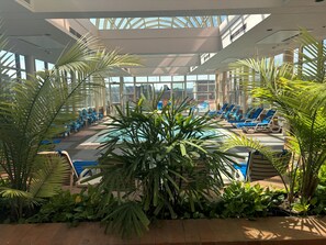 Piscine couverte, chaises longues