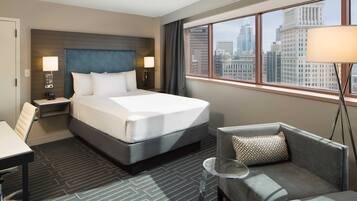 Ropa de cama de alta calidad y caja de seguridad en la habitación