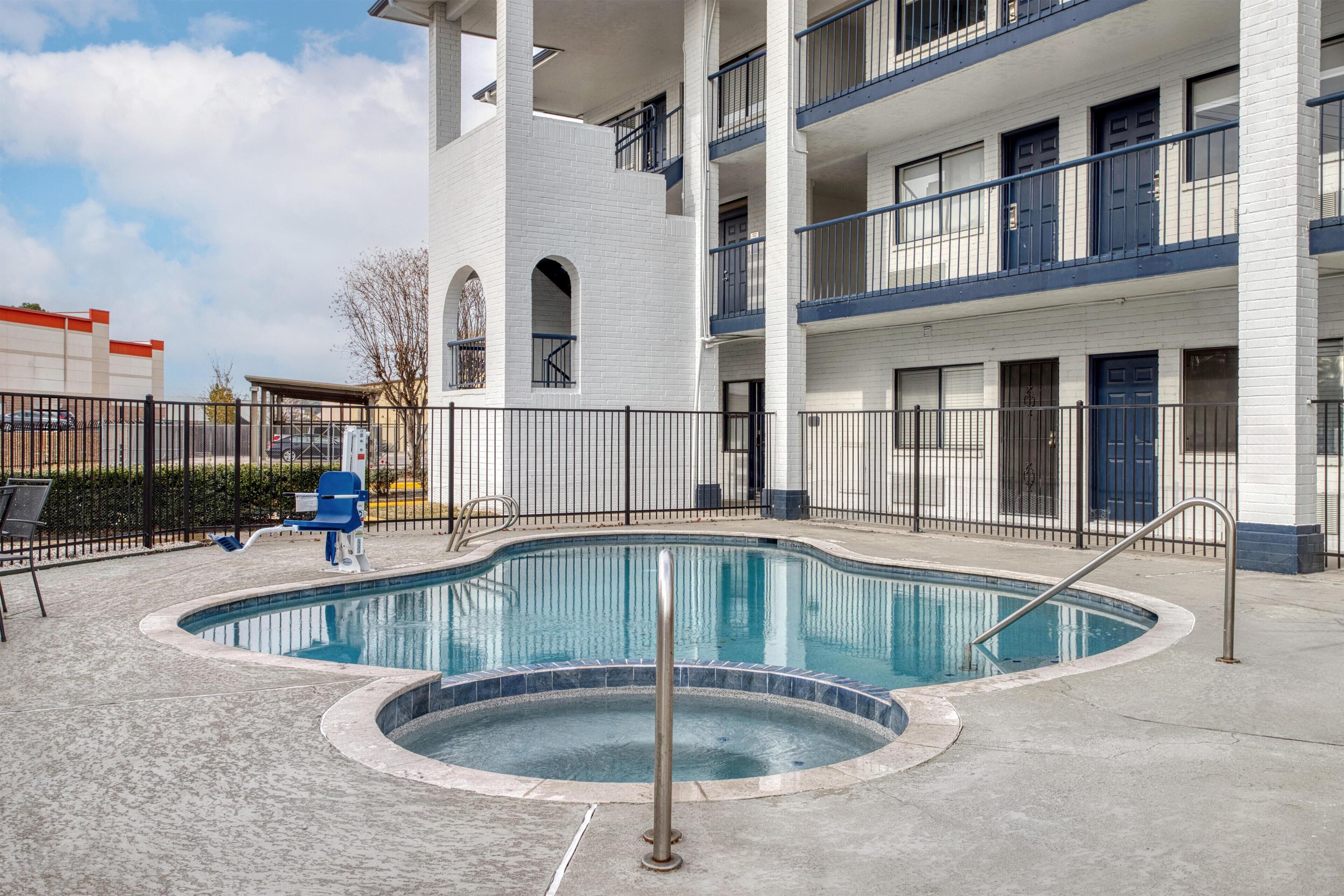 Una piscina al aire libre de temporada