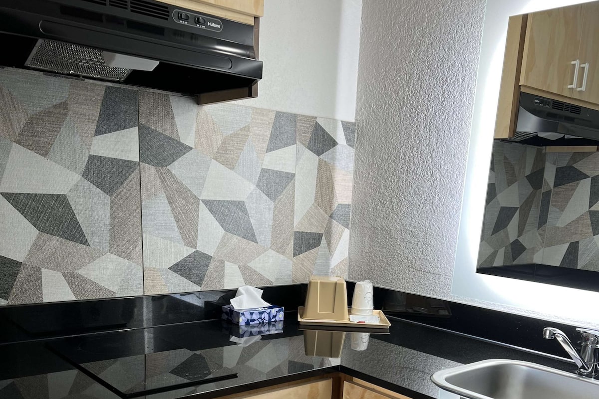 Kühlschrank, Mikrowelle, Wasserkocher mit Kaffee-/Teezubehör