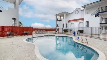 Una piscina al aire libre de temporada