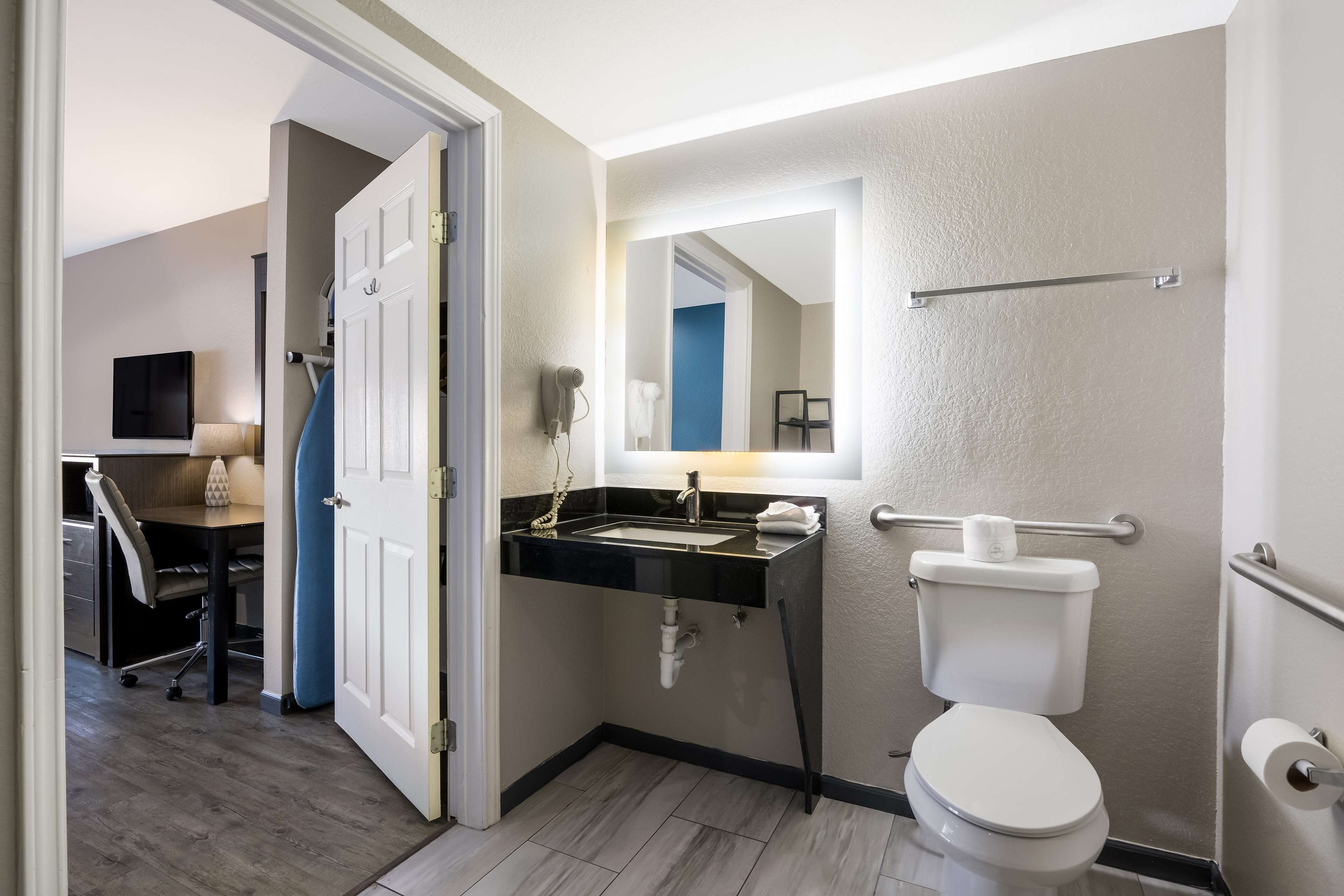 Habitación estándar, 1 cama King size, con acceso para personas discapacitadas, cocineta | Baño | Tina con regadera, amenidades de baño gratuitas, secadora de cabello 