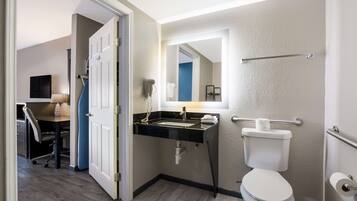 Habitación estándar, 1 cama King size, con acceso para personas discapacitadas, cocineta | Baño | Tina con regadera, amenidades de baño gratuitas, secadora de cabello