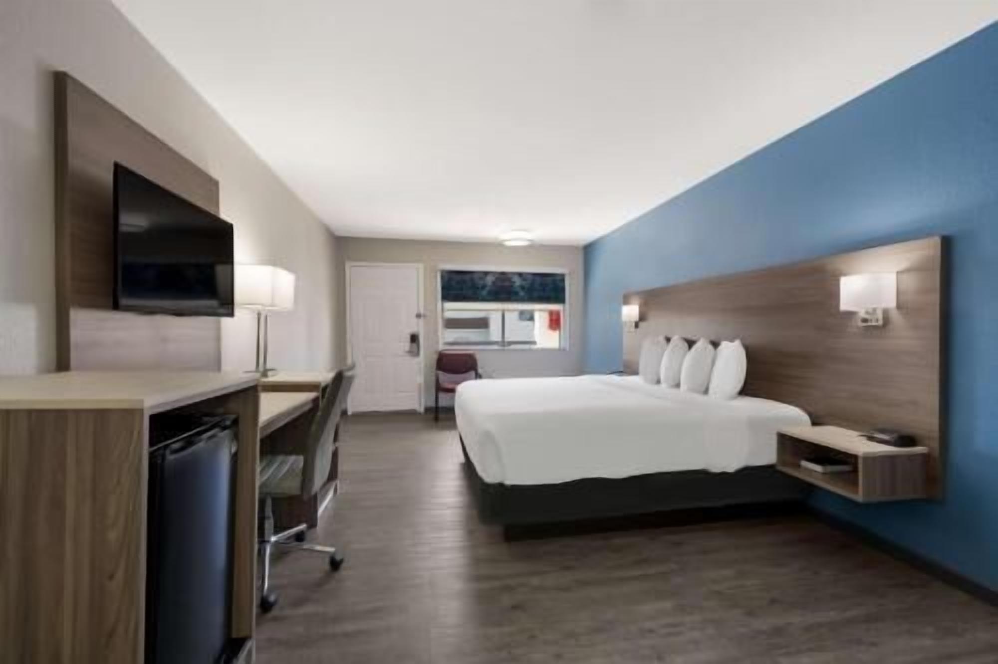 Individually furnished, desk, laptop workspace, free WiFi