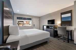 Standard Room, 1 King Bed, Accessible, Kitchenette