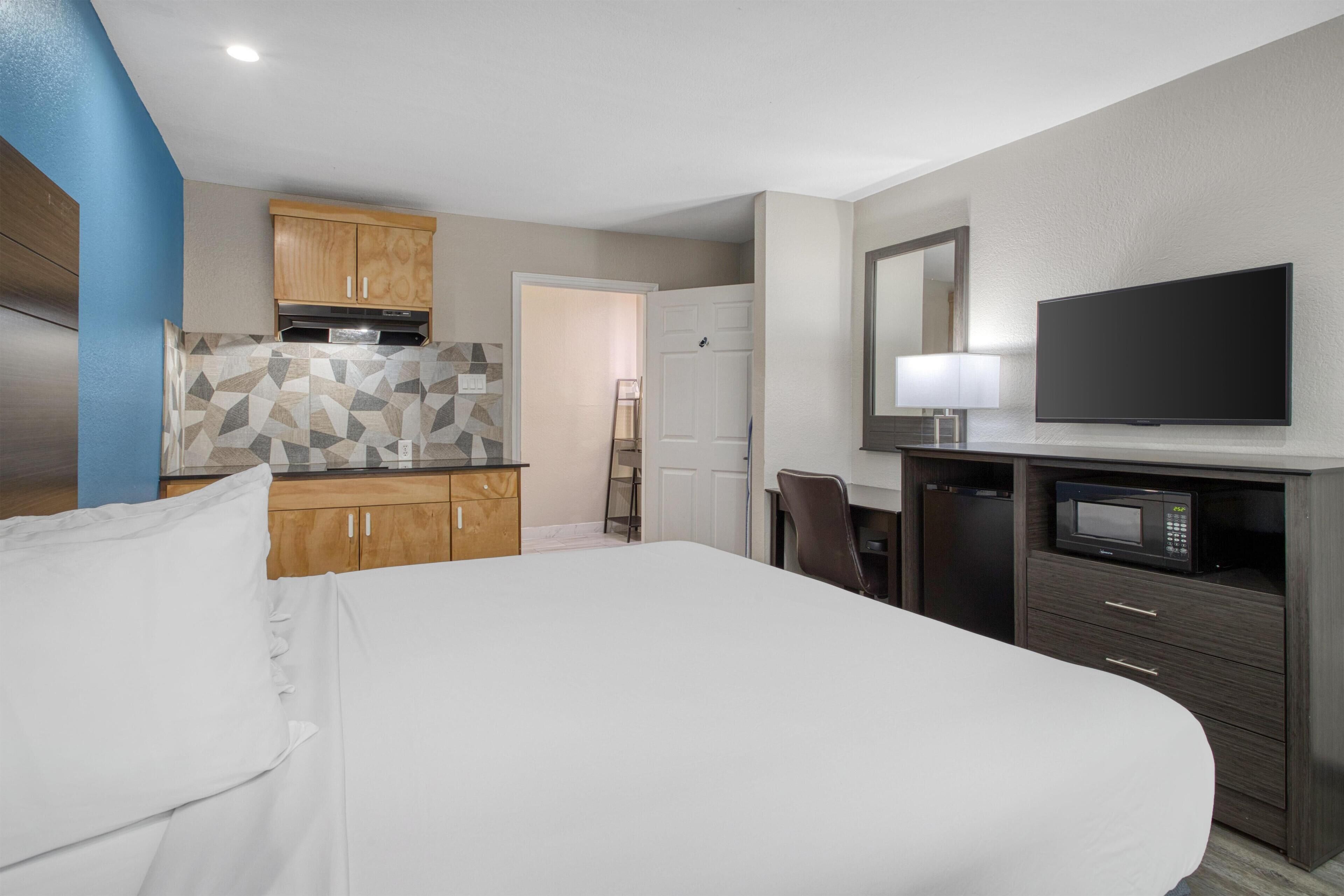 Standard Room, 1 King Bed, Non Smoking, Kitchenette | Individually furnished, desk, laptop workspace, free WiFi