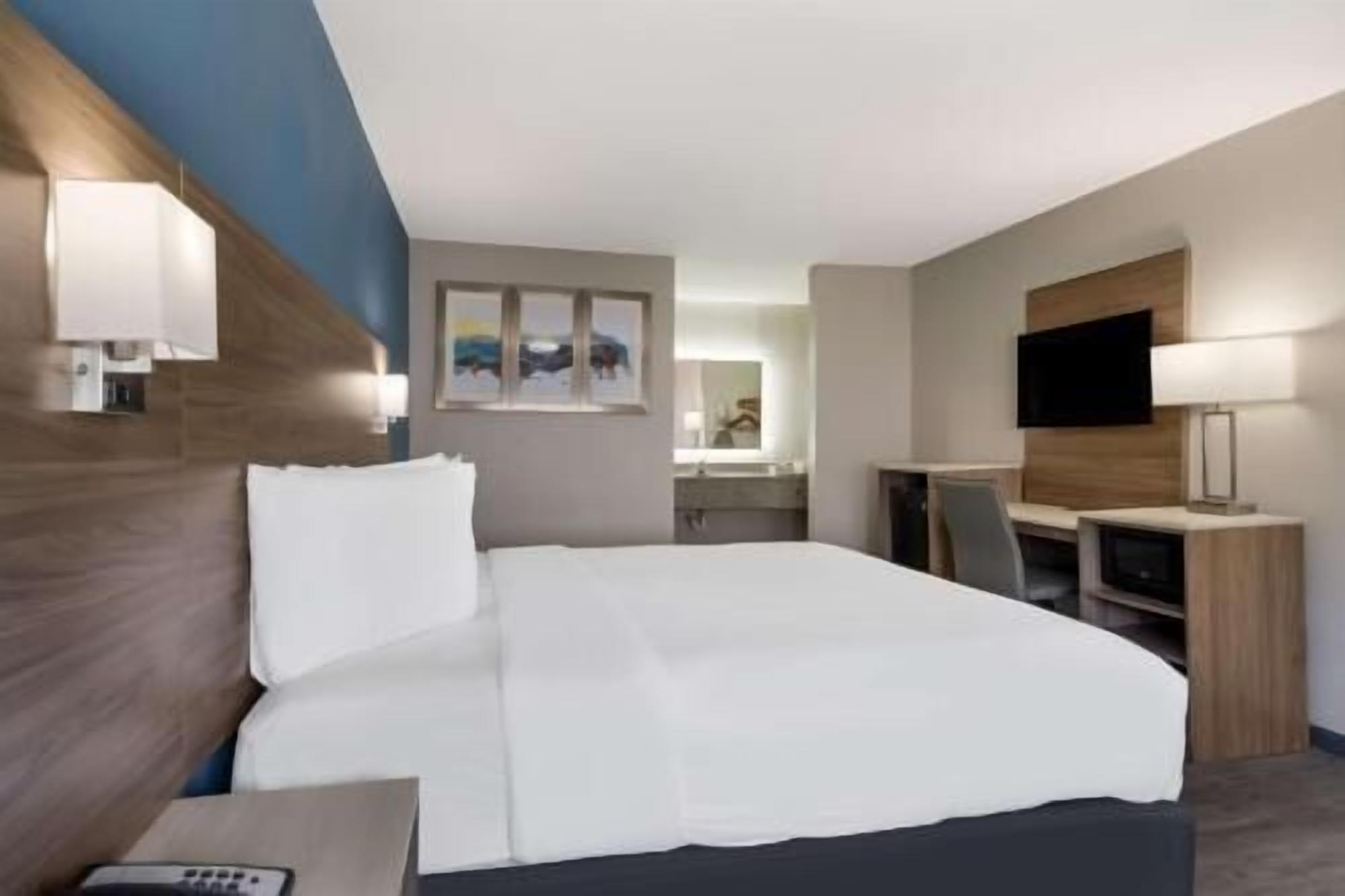Individually furnished, desk, laptop workspace, free WiFi