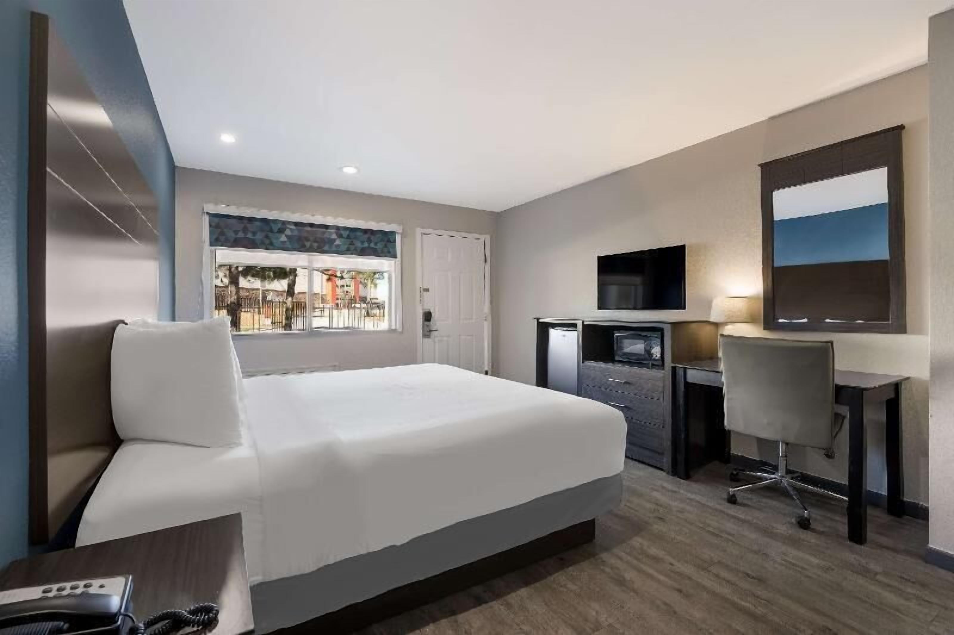 Individually furnished, desk, laptop workspace, free WiFi
