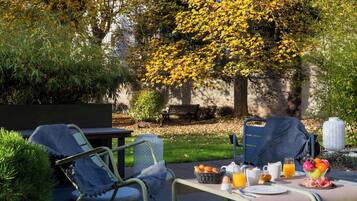 Petit déjeuner continental (17 EUR par personne)