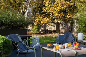Daily continental breakfast (EUR 17 per person)