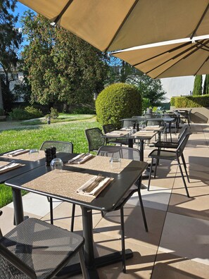 Terrace/patio - Best Western Plus Hotel Du Parc Chantilly (Chantilly)