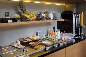 Café da manhã continental todos os dias mediante uma taxa