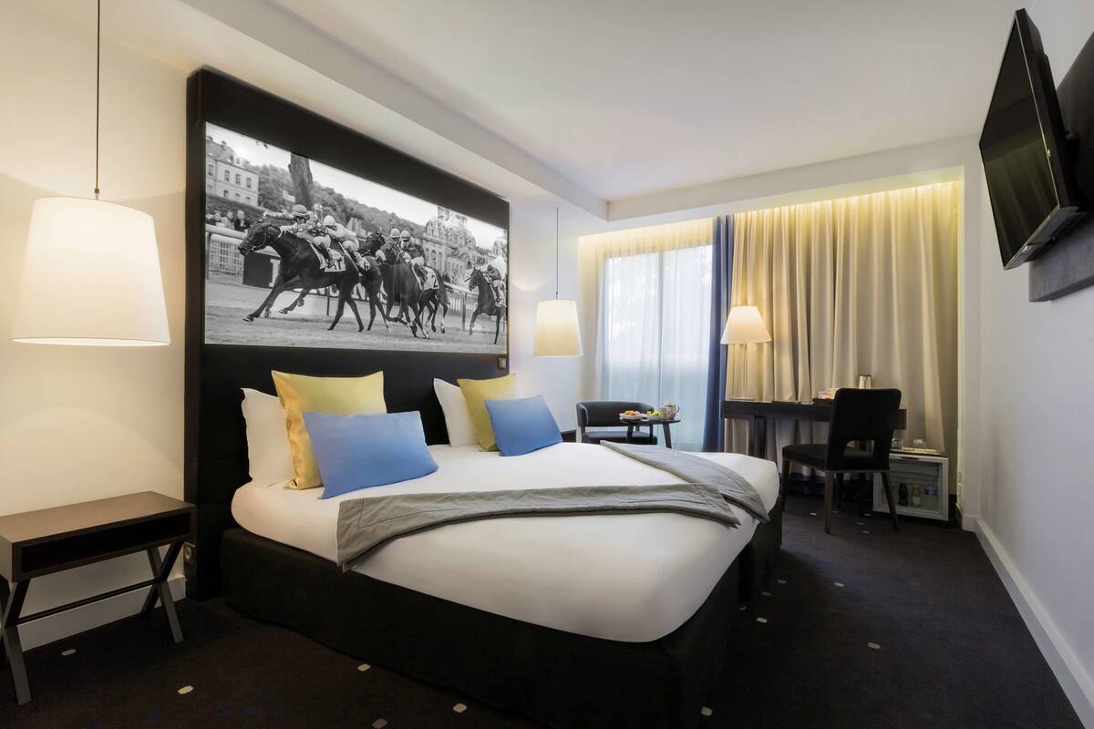 Superior Room, 1 King Bed, Non Smoking | Premium bedding, down comforters, pillowtop beds, in-room safe