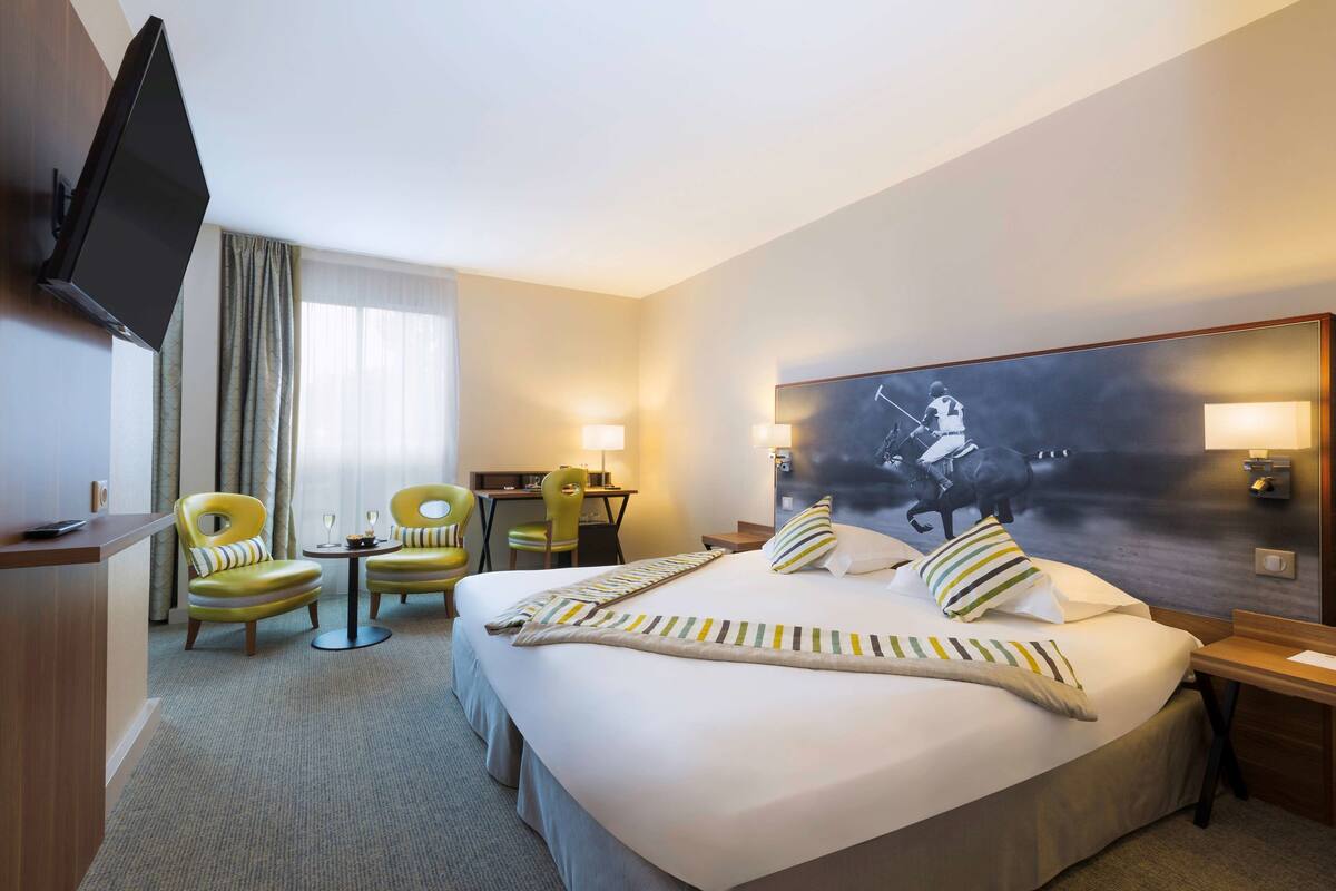 Premium bedding, down comforters, pillowtop beds, in-room safe