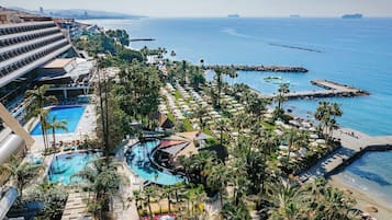 Una piscina cubierta, 2 piscinas al aire libre, sombrillas, tumbonas