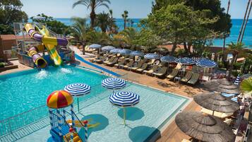 Una piscina techada, 2 piscinas al aire libre, sombrillas