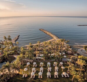 Piscine couverte, 2 piscines extérieures, parasols de plage
