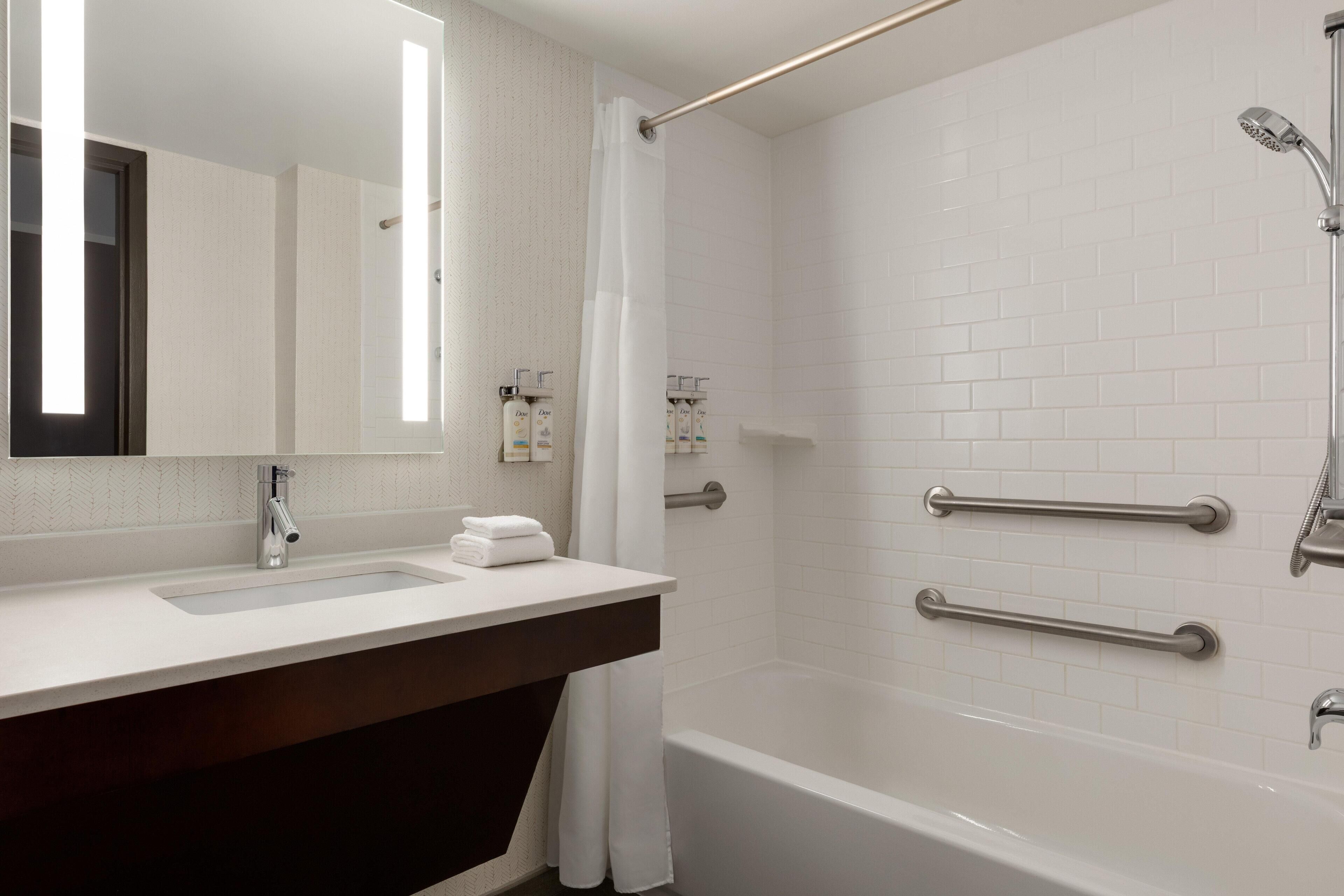 Bathroom | Combined shower/bathtub, free toiletries, hair dryer, towels