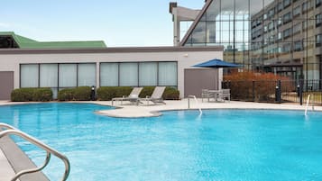 Alberca al aire libre por temporada y camastros